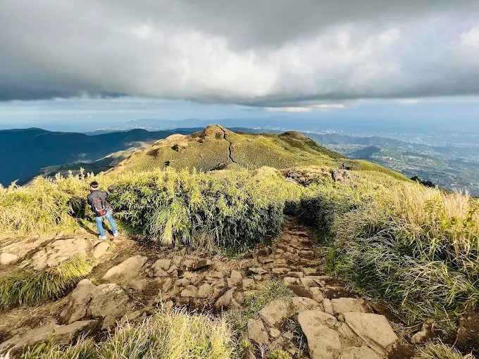 從竹子湖花季出發走上七星山步道，在白色海芋與山風裡看見台北盆地延伸