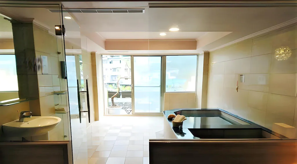 雲霧繚繞的烏來山區，展現出秋冬季節獨有的靜謐氛圍