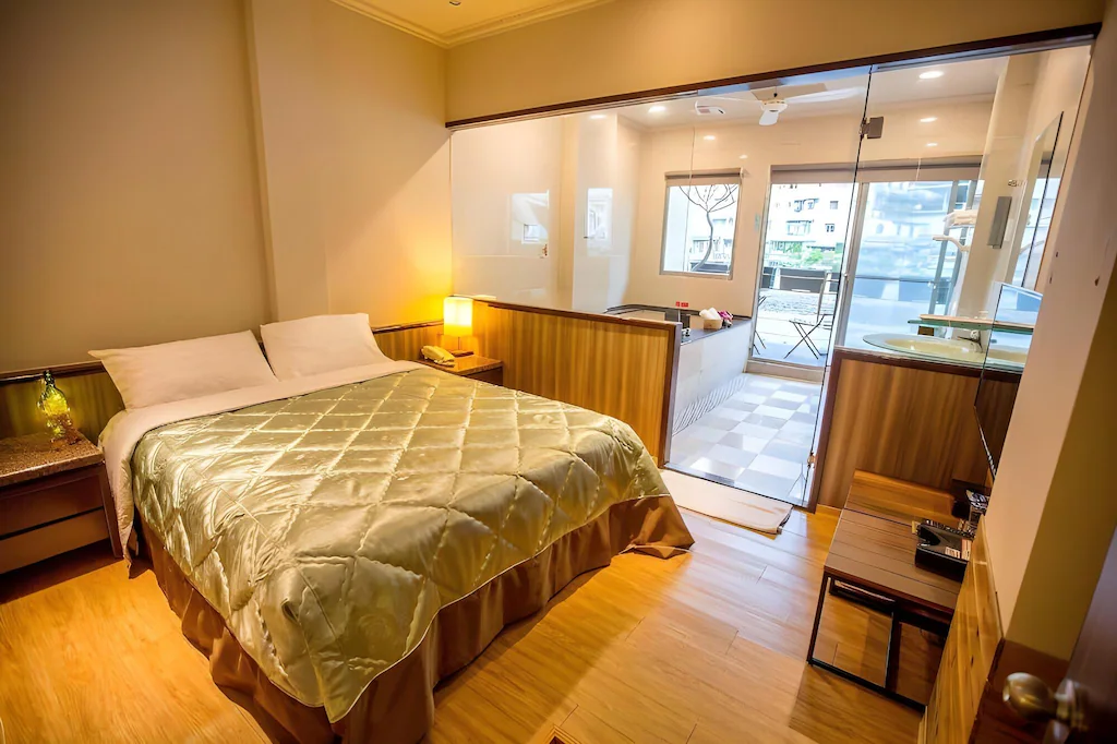 烏來水岸溫泉館擁有絕佳的溪景視野，讓泡湯成為視覺與觸覺的雙重享受