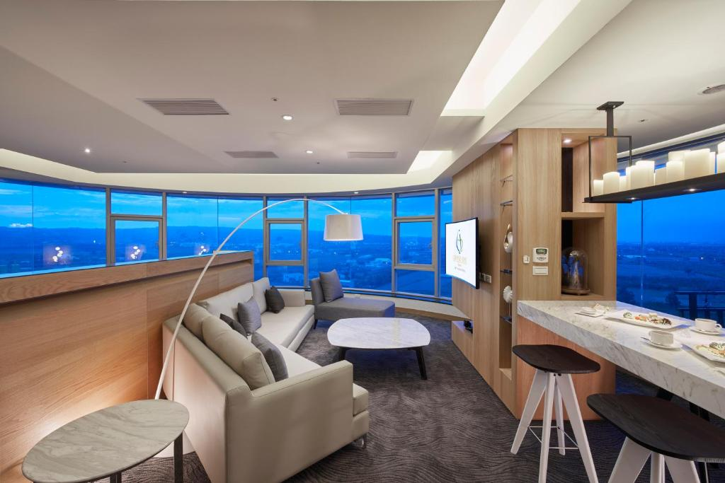 帶著孩子奔向墾丁怡灣渡假酒店,讓親子笑聲在藍天與泳池間流動