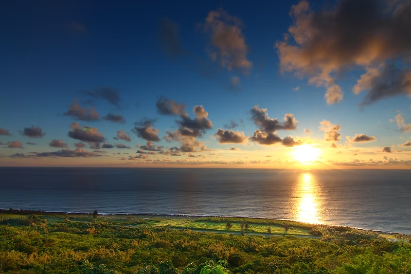 帶著孩子奔向墾丁怡灣渡假酒店,讓親子笑聲在藍天與泳池間流動