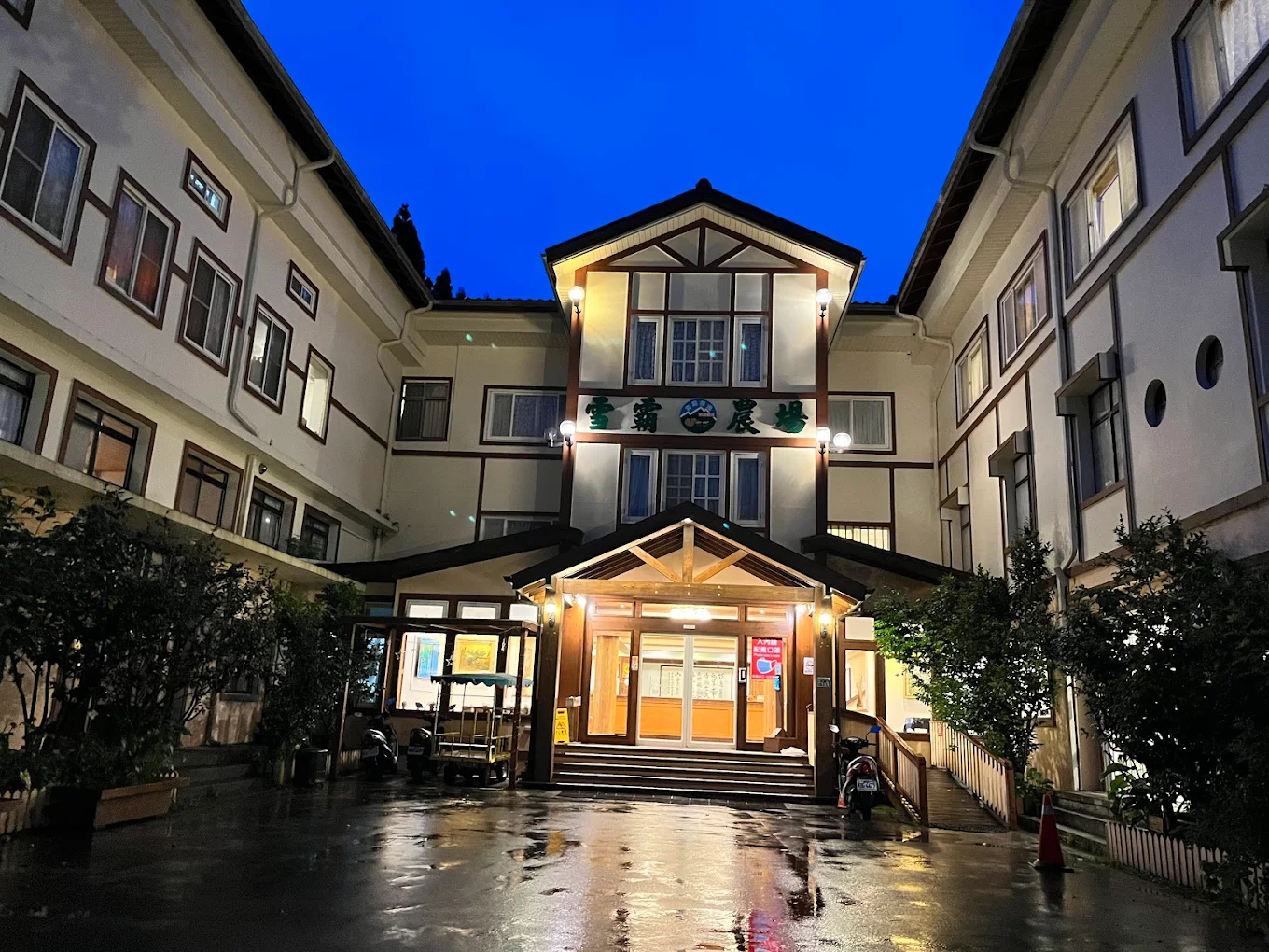 從客房內向外眺望，整片山谷被雲海覆蓋，宛如仙境般迷人。