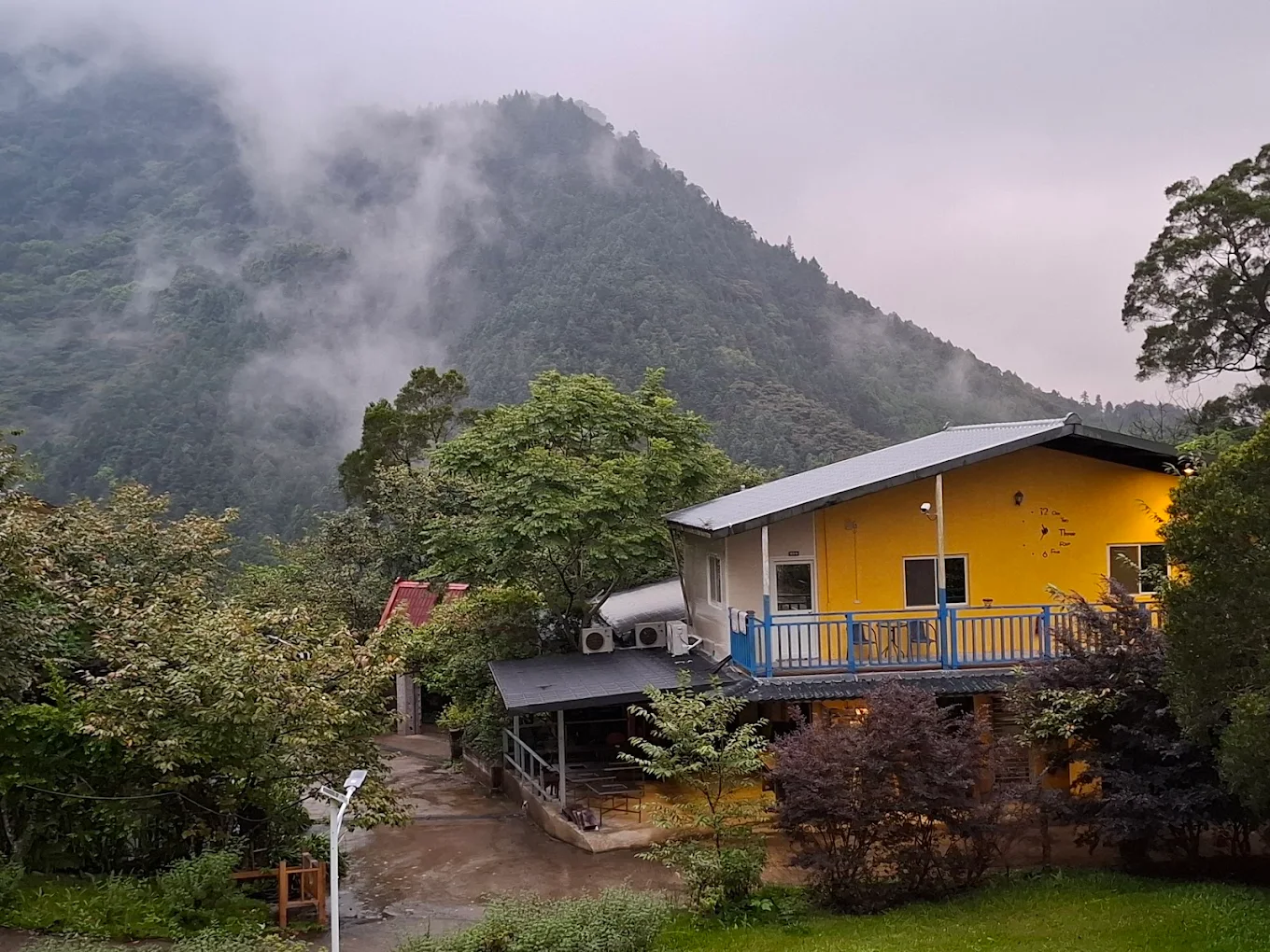 風雅月筑民宿被群山環繞的景色