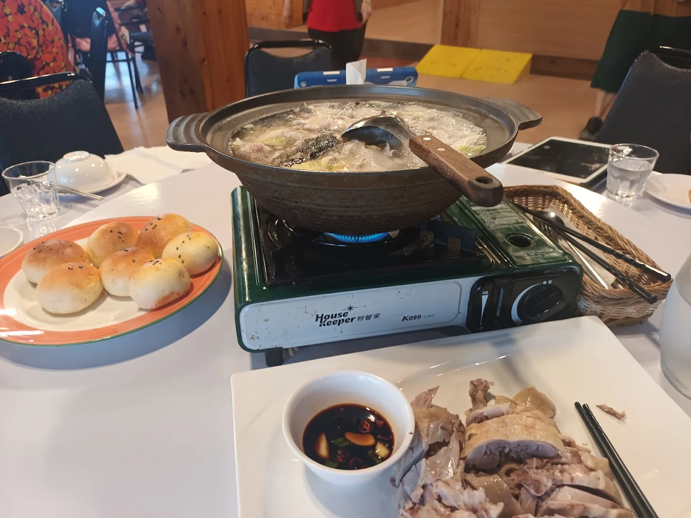 莊園內部用餐環境，充滿自然光線