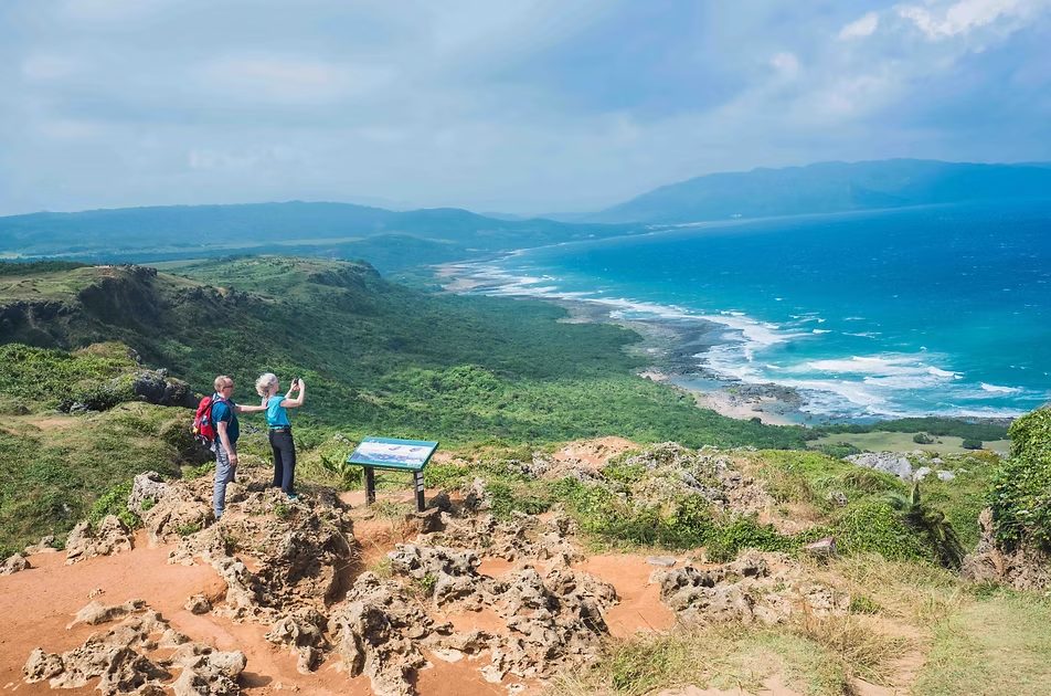 墾丁藍圖｜白砂灘的藍、龍磐的風、鵝鑾鼻的光，拼湊一場南國夢