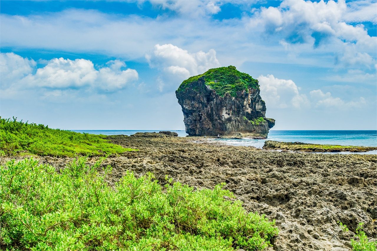 矗立於海岸邊的船帆石，因形似尼克森頭像或揚帆之船，成為墾丁經典風景