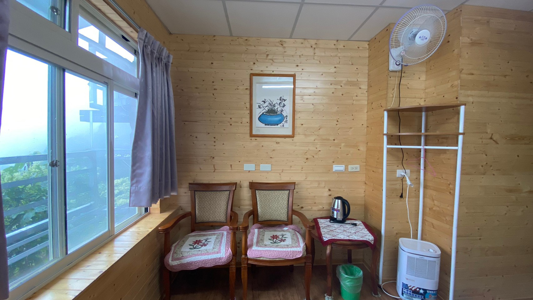 19人包棟的木質調房間