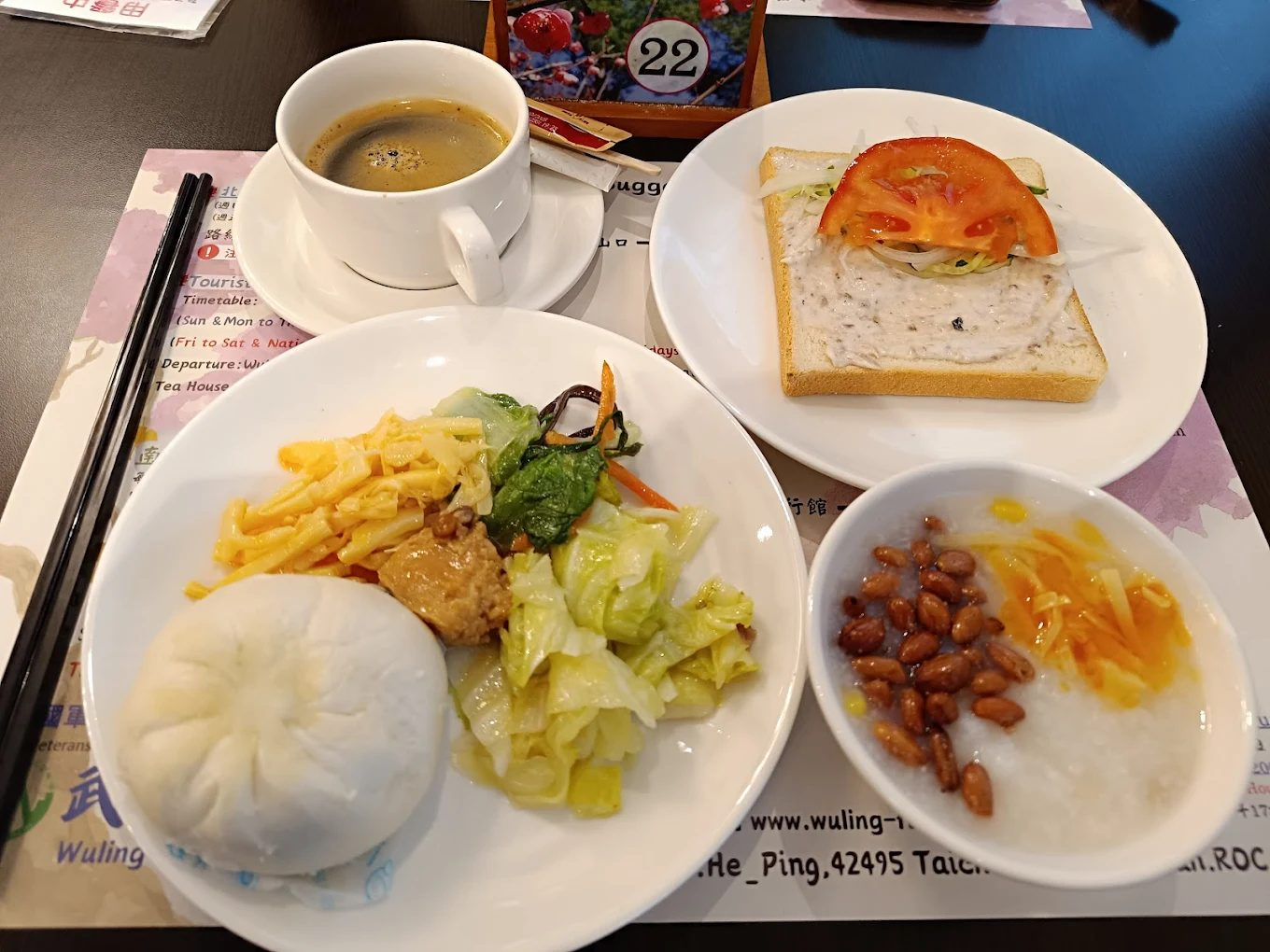 秋日的武陵國民賓館，紅葉鋪滿山徑時，旅人靜靜看著雲霧散開