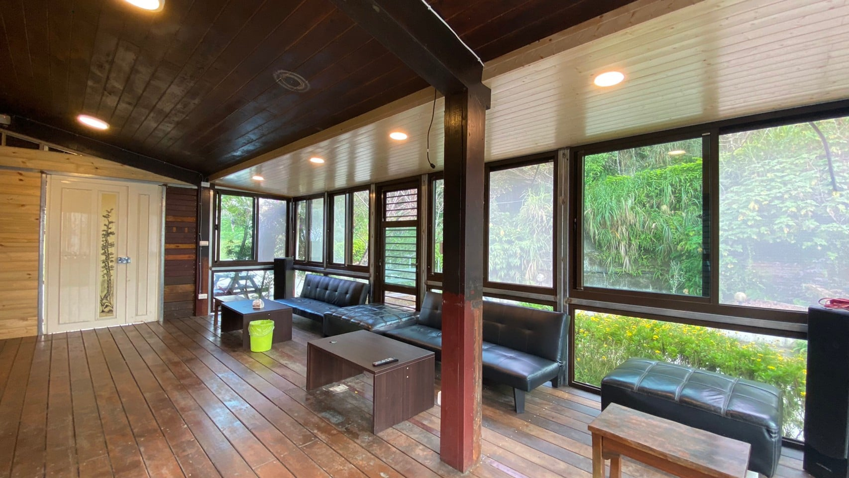 房間內的陽台可欣賞山景