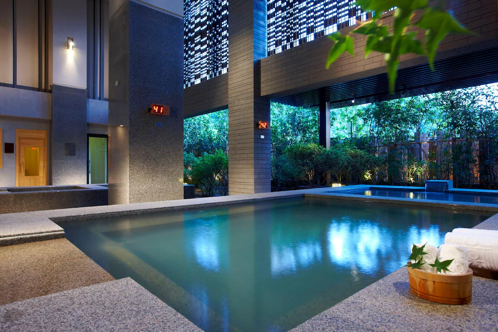 聽見蒸氣與山風的節奏,開啟一場從城市到山林的溫泉假期