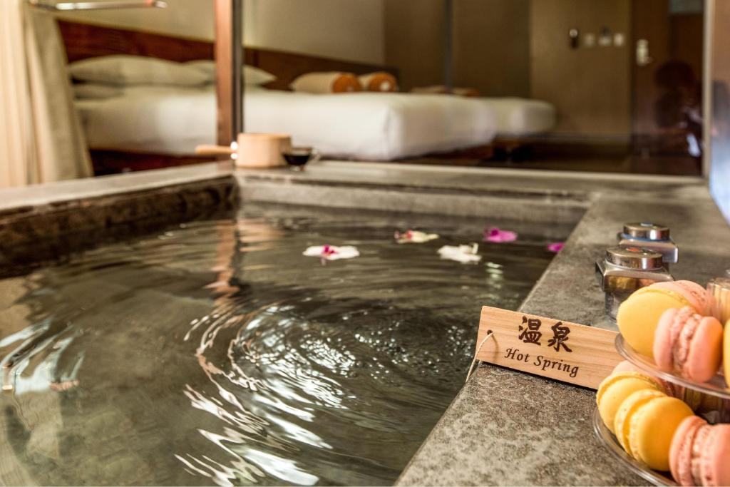 聽見蒸氣與山風的節奏,開啟一場從城市到山林的溫泉假期