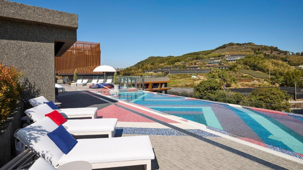 從屋頂泳池看阿里山雲海流動，在英迪格酒店感受被山擁抱的午後