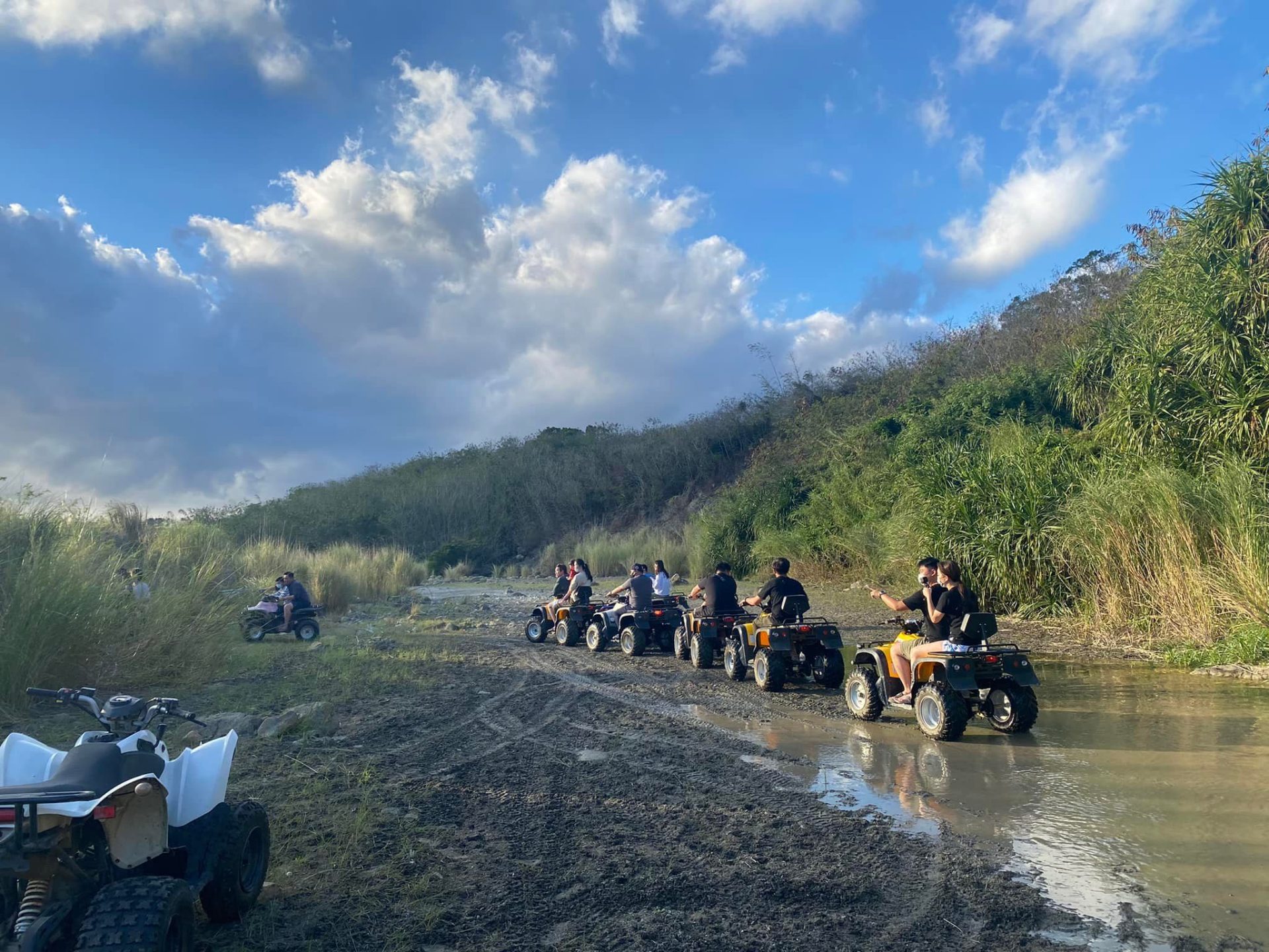 沿著恆春半島海岸慢慢前行，在墾丁秘境小狗灣與小巴里島岩遇見透明海水與靜靜海風