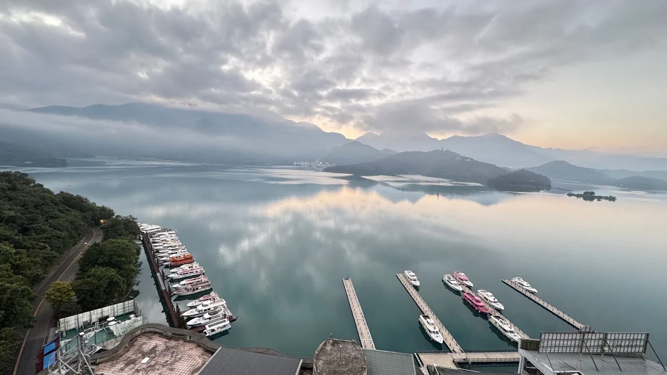 🌅 日月潭住宿推薦｜淶滬文旅 $2,280 起入住湖景第一排，走出門就是水社碼頭！