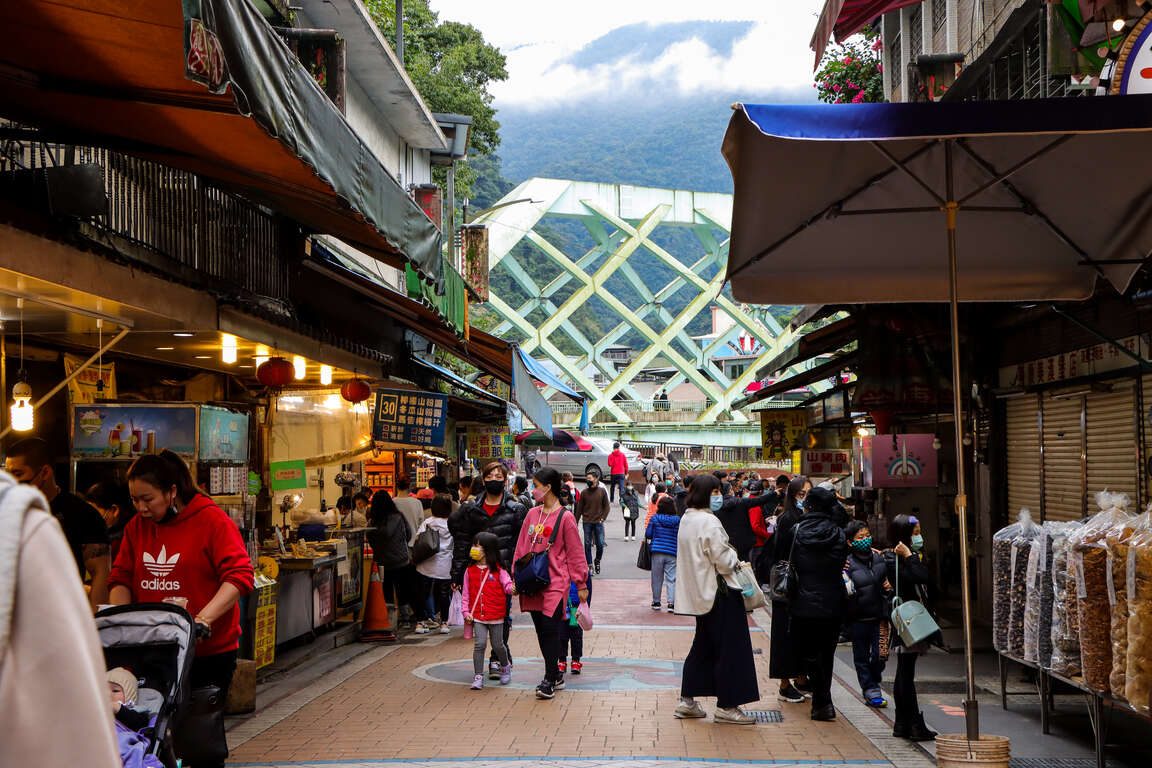 一日走完烏來老街與台車瀑布動線，把山城風景慢慢帶回家