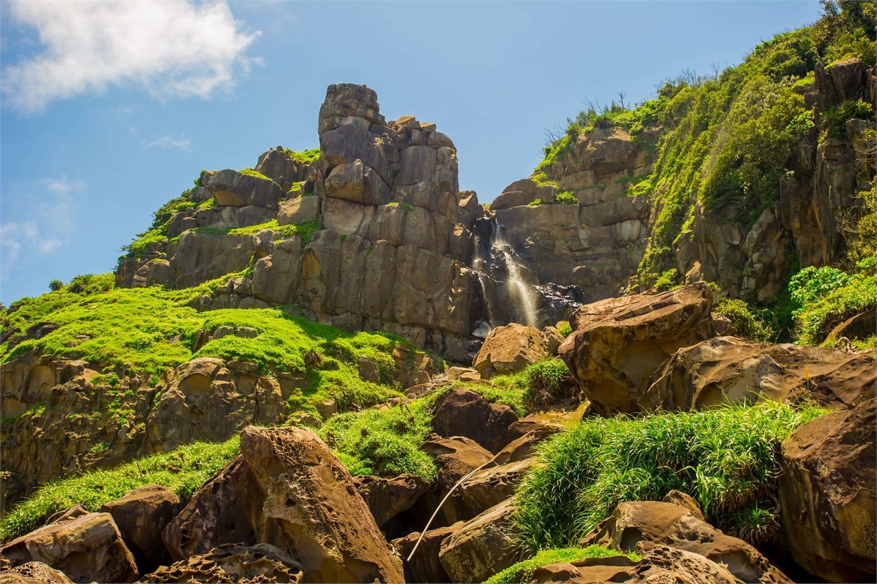 沿著恆春半島海岸慢慢前行，在墾丁秘境小狗灣與小巴里島岩遇見透明海水與靜靜海風