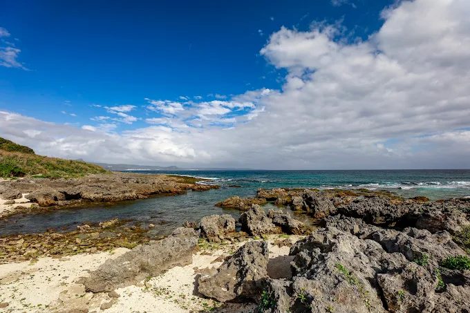 沿著恆春半島海岸慢慢前行，在墾丁秘境小狗灣與小巴里島岩遇見透明海水與靜靜海風