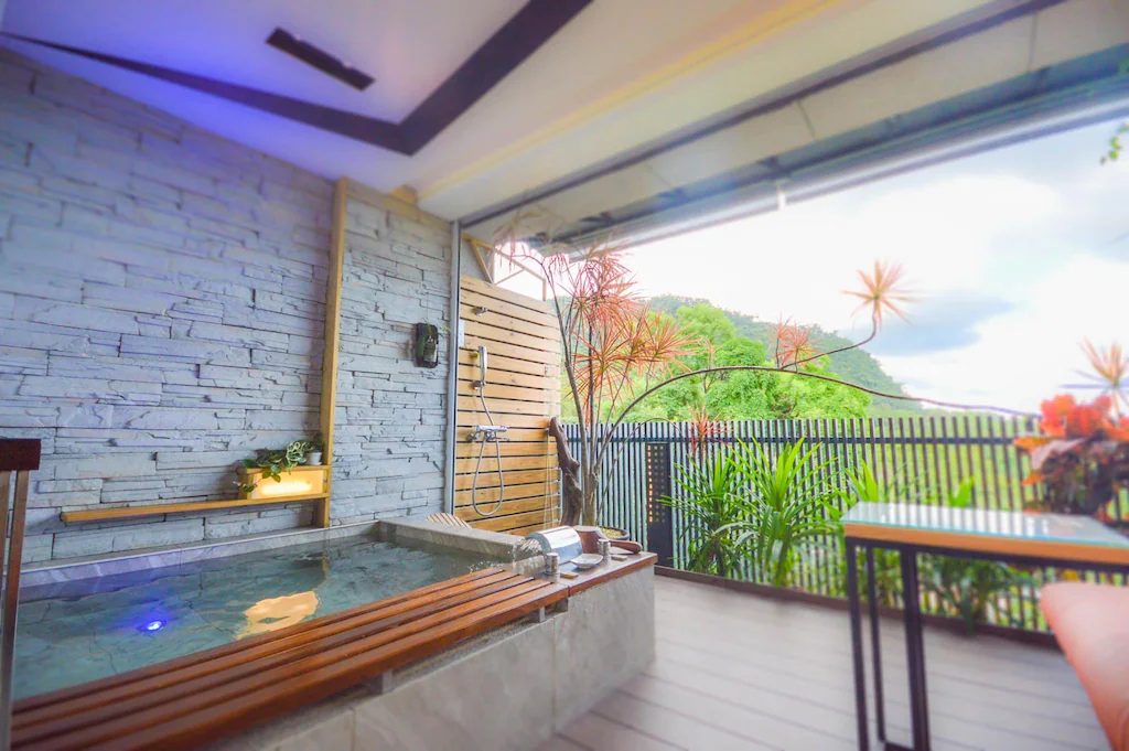 週末走進宜蘭礁溪的暖霧夜色裡，五間溫泉旅宿帶你泡進安靜山城時光