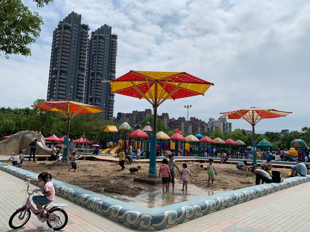 清晨走進大安森林公園,在綠蔭與池水之間慢慢找回呼吸的節奏