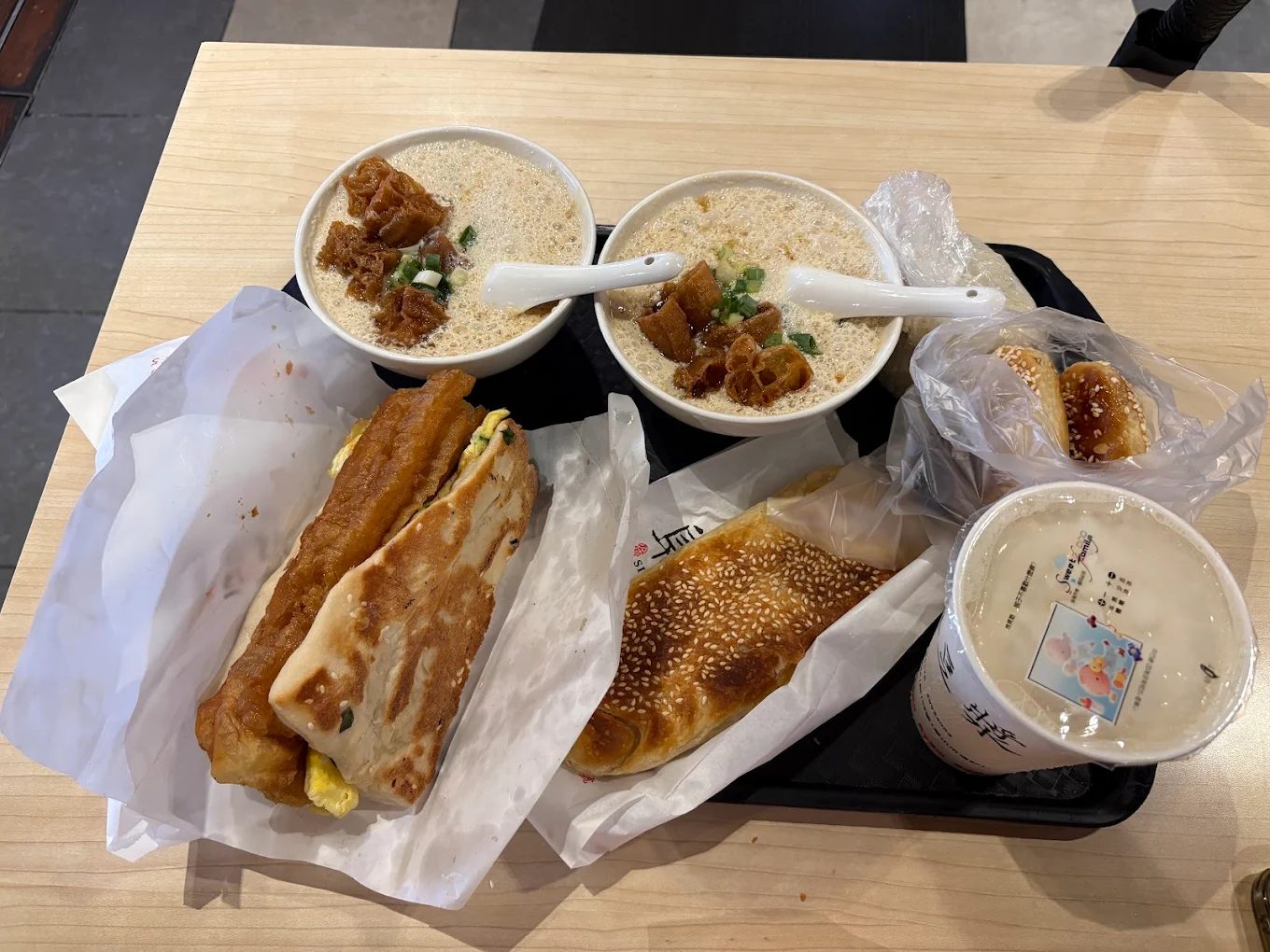 早晨的台北充滿傳統早餐的香氣,阜杭豆漿是許多人的首選