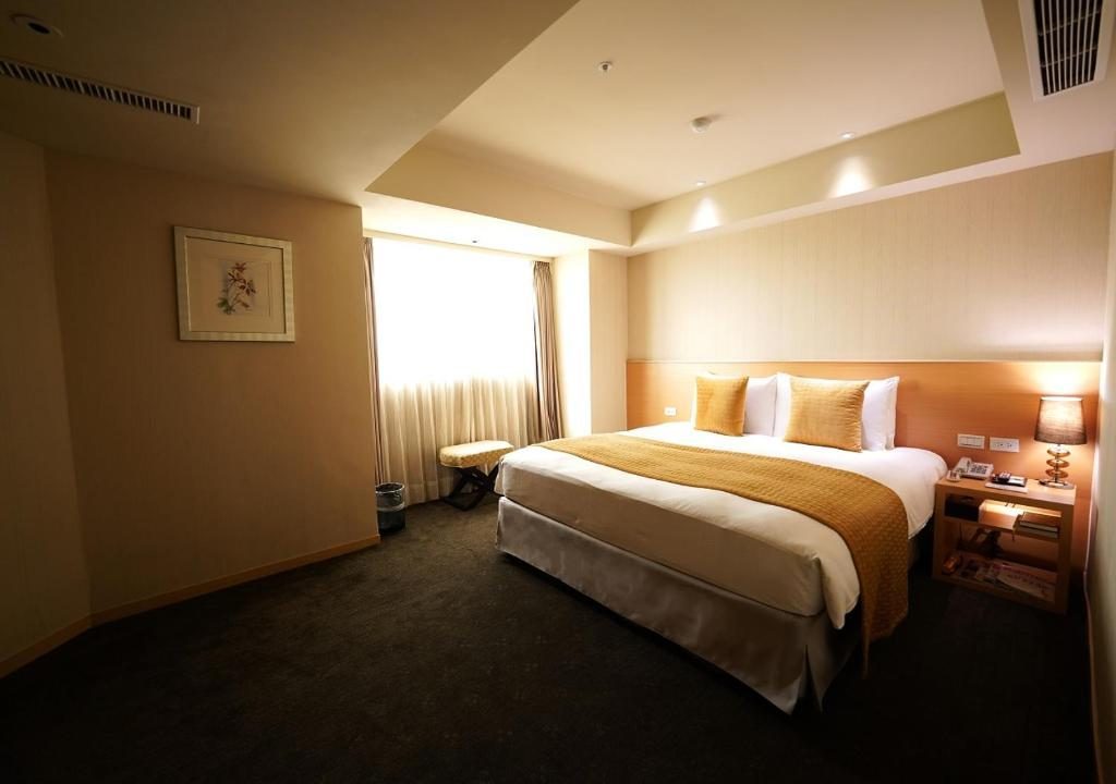 夜市香氣在嘉義街頭飄起時，住進文化路附近的嘉義住宿讓旅行慢慢沉下來