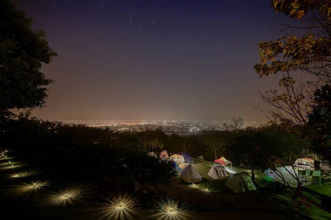 週末想放電？苗栗露營 TOP5：白天採果釣魚、晚上躺著看星空電影，行程滿到爆表