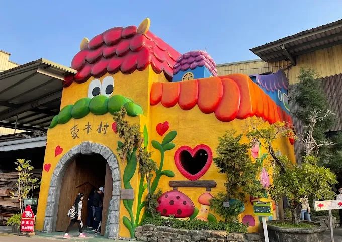 沿著嘉義公園綠蔭散步到蘭潭夕光與月影潭心夜色，在木藝與棒球故事間慢慢走一圈