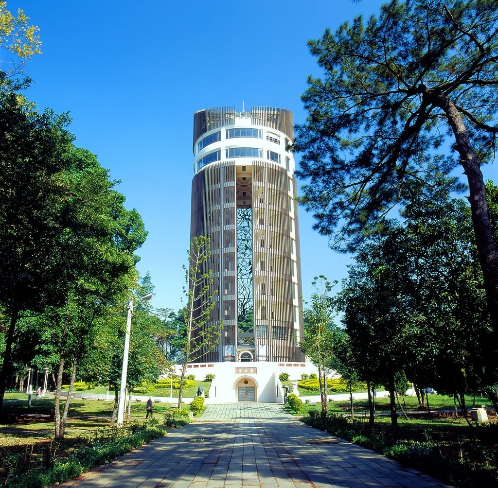 沿著嘉義公園綠蔭散步到蘭潭夕光與月影潭心夜色，在木藝與棒球故事間慢慢走一圈