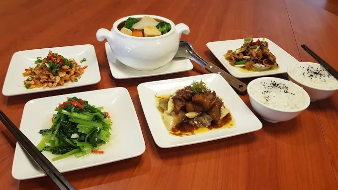 傍晚走進台中谷關四季溫泉會館,山霧與美人湯一起慢慢升起