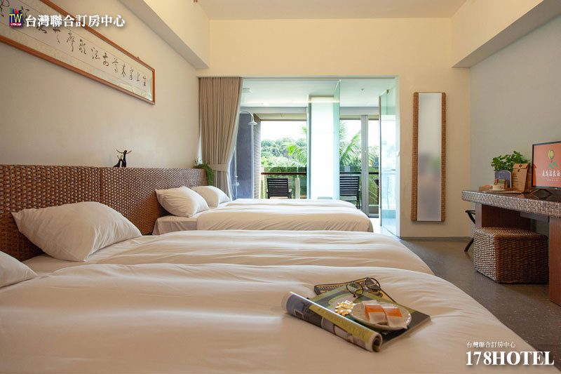 客房內擁有大片落地窗，採光極佳，將縱谷美景盡收眼底