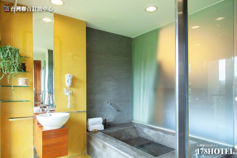 戶外溫泉泳池與自然景觀融為一體，是放鬆身心的好去處