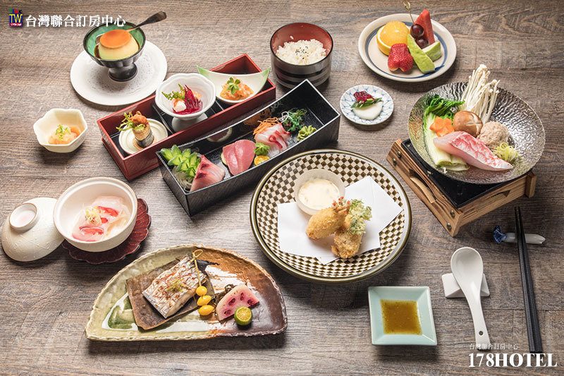 夜間飯店燈火通明，營造出溫馨浪漫的度假氛圍