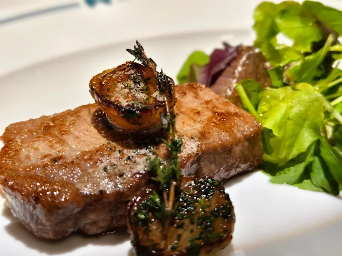 從台北出發一小時,到宜蘭烏石港邊的凱渡廣場酒店,看海、泡湯、迎光入夢