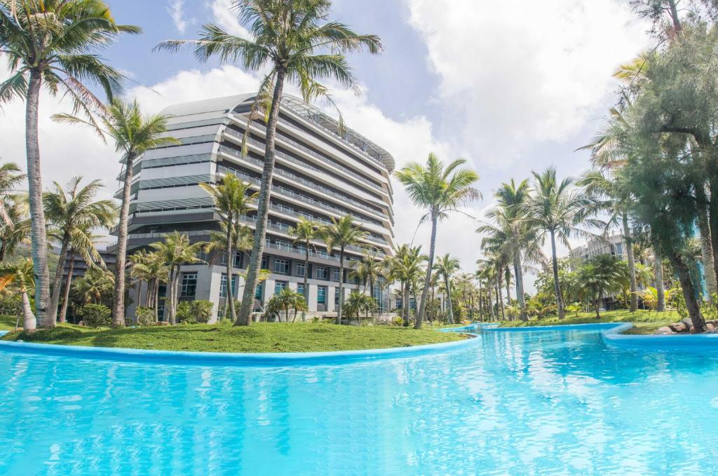 從台北出發一小時,到宜蘭烏石港邊的凱渡廣場酒店,看海、泡湯、迎光入夢