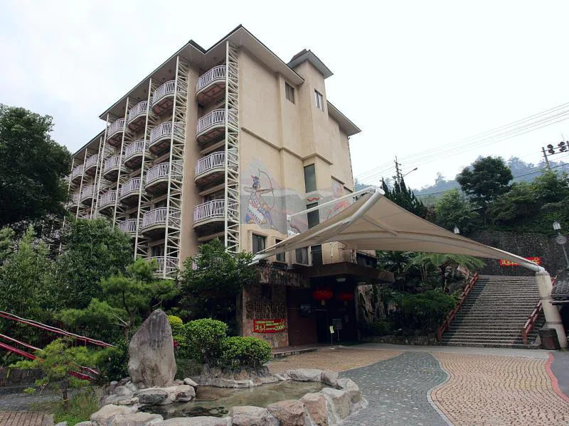 泡湯的蒸氣繚繞山谷，谷關溫泉飯店讓人忘了時間的流動