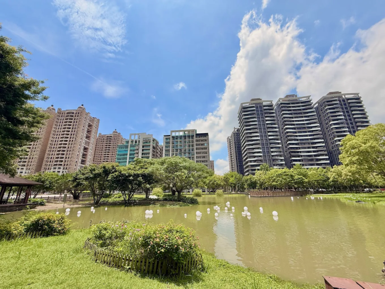 🌿 竹北水圳森林公園：高鐵旁的城市綠洲，親子散步 × 湖畔野餐首選地