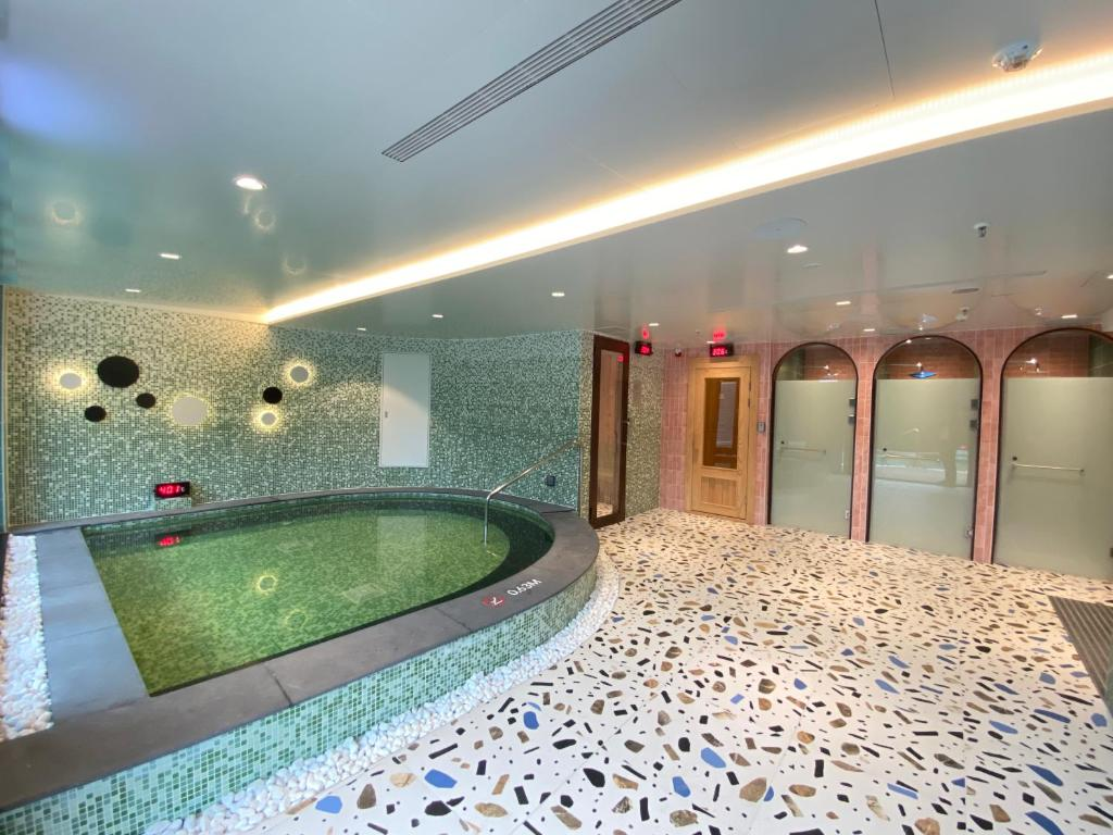 秋冬一起走訪台灣溫泉飯店，從湖畔到山谷都被暖氣包圍