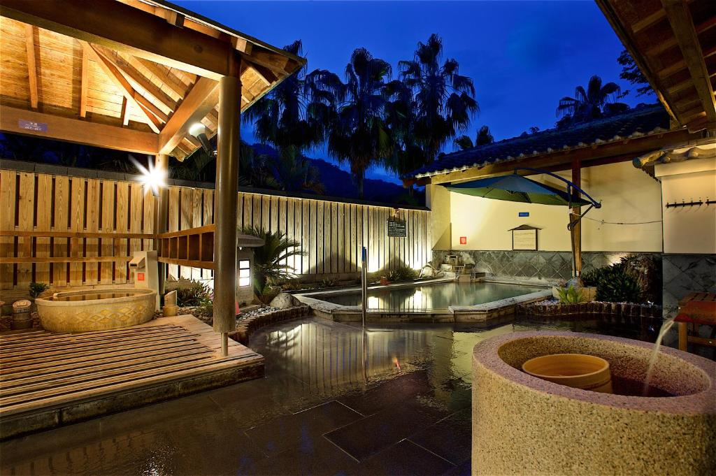 當夜色墜入知本山谷，台東知本老爺酒店的泉水正溫柔翻湧