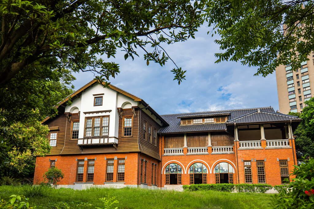 《下雨也要出門》｜在台北的屋簷下旅行：北投的溫泉氣、袖珍的夢、與一場剛好的午後光