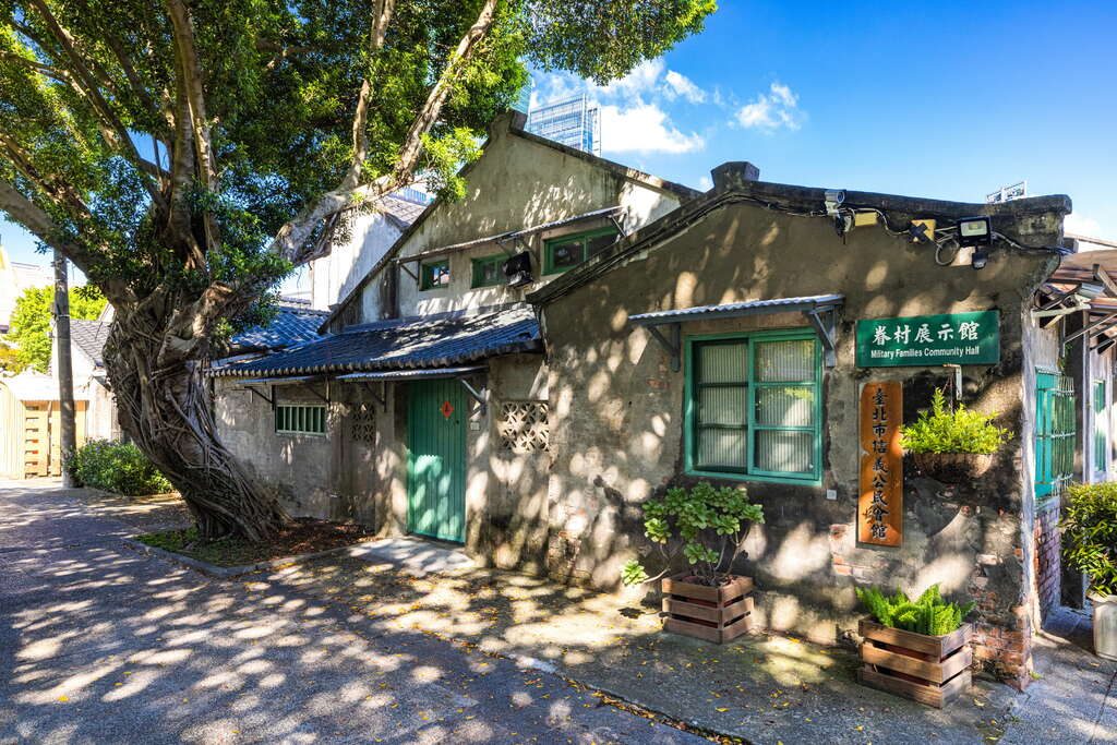 《下雨也要出門》｜在台北的屋簷下旅行：北投的溫泉氣、袖珍的夢、與一場剛好的午後光