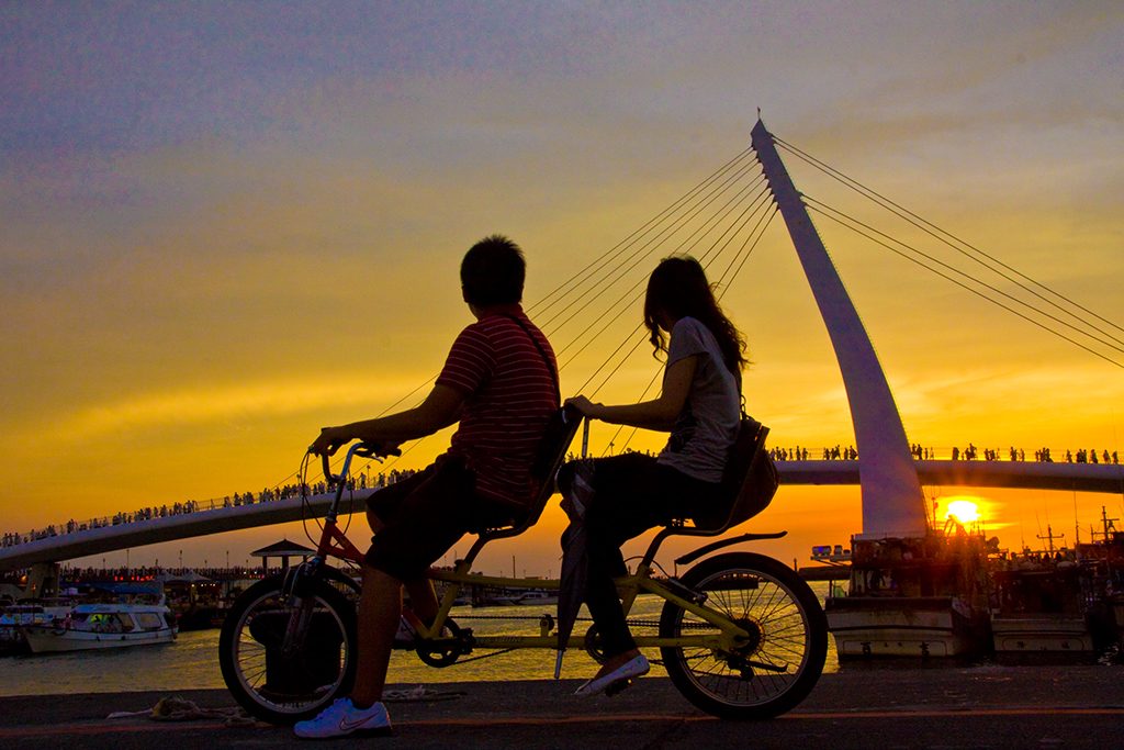 《風停在橋上》｜那天的淡水夕陽太溫柔，連海風都忘了趕路