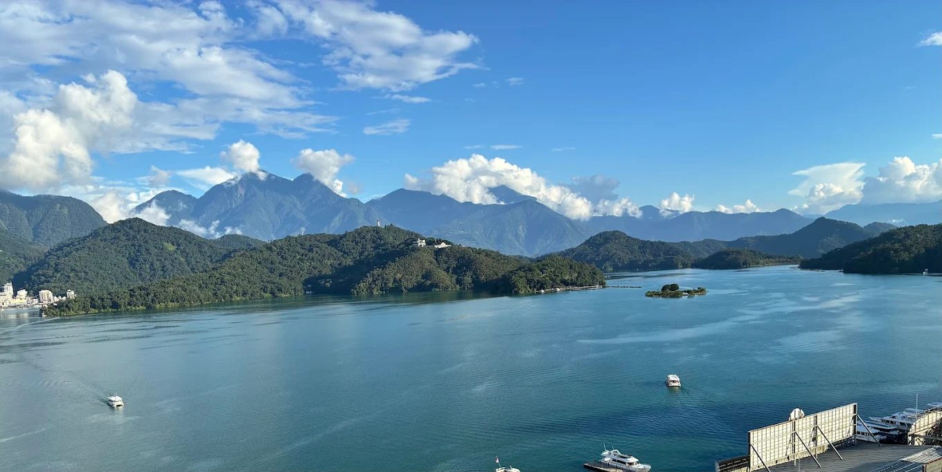 🌅 淡水住宿推薦｜步行 7 分鐘到捷運站！四人房含早餐只要 $1,980 起，輕鬆收藏最美夕陽