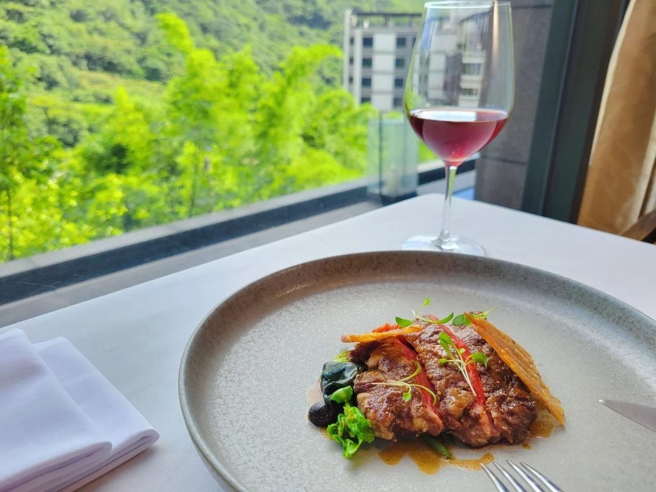 當夜色落在北投山林，走進麗禧溫泉酒店的白磺泉湯池慢慢放鬆自己