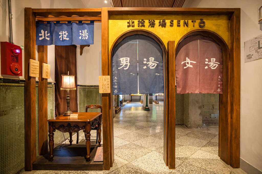 富有懷舊氣息的浴池區域標示