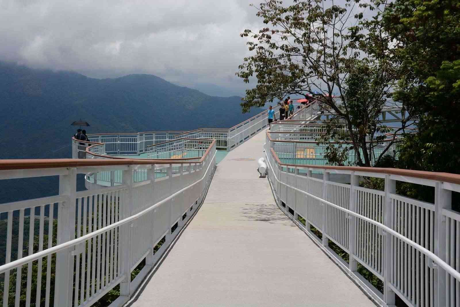 高空觀景步道蜿蜒於山間，提供絕佳視野