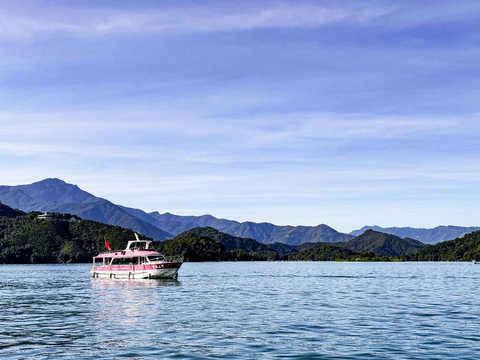 從水社碼頭啟程的日月潭遊湖時光，在山影之間緩緩展開
