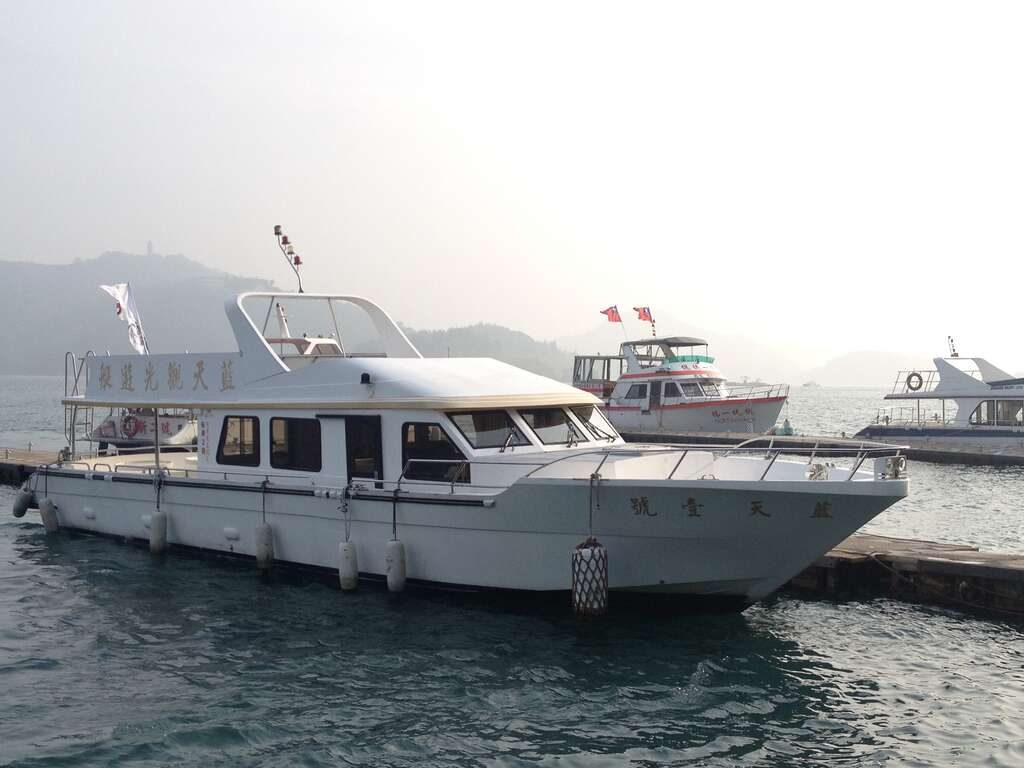 從水社碼頭啟程的日月潭遊湖時光，在山影之間緩緩展開