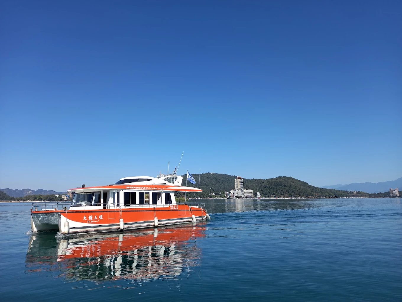 從水社碼頭啟程的日月潭遊湖時光，在山影之間緩緩展開
