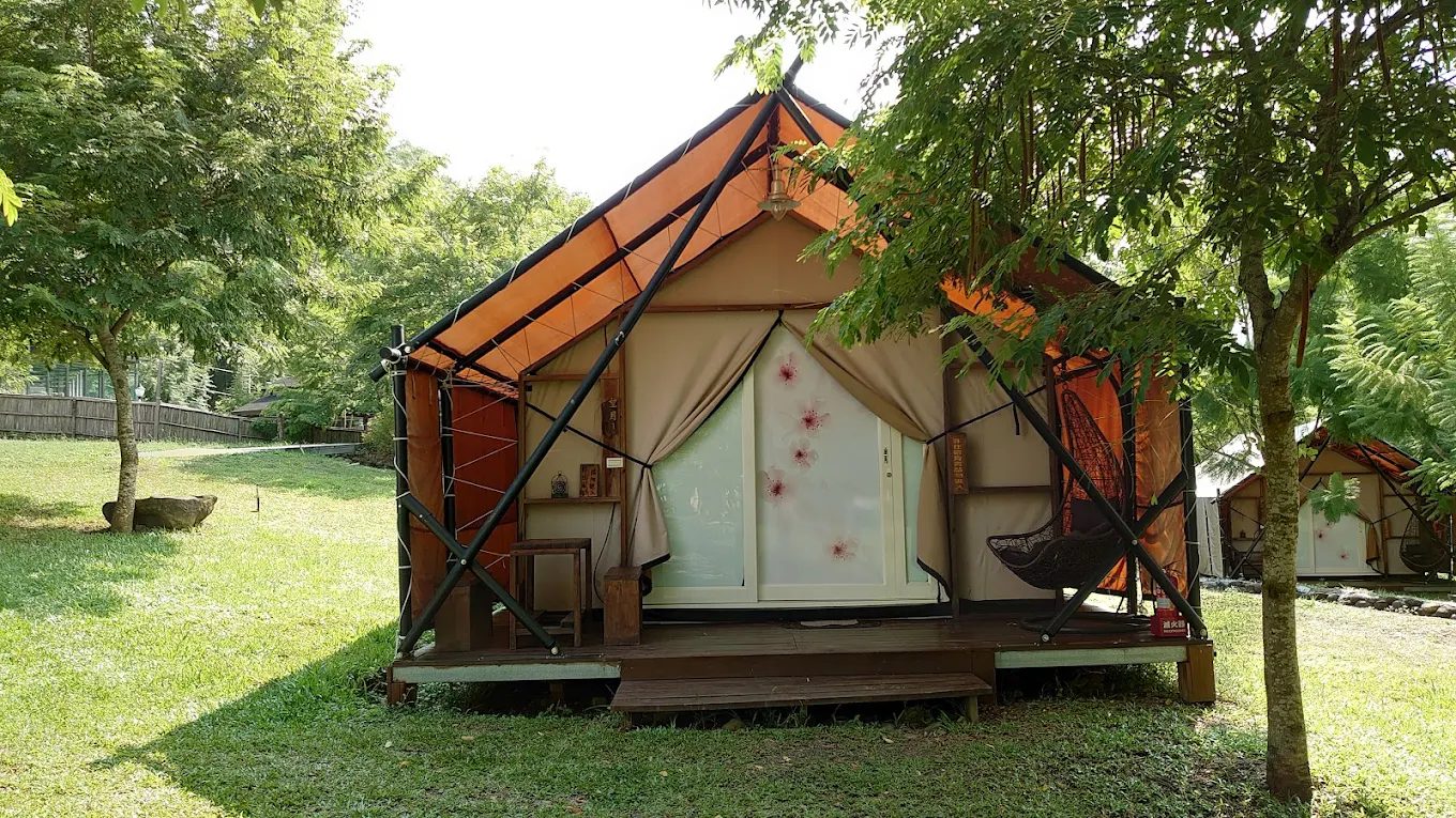 🌿 高雄六龜遠山望月溫泉營區｜在山林裡泡湯、露營、賞星空，一次收錄療癒假期