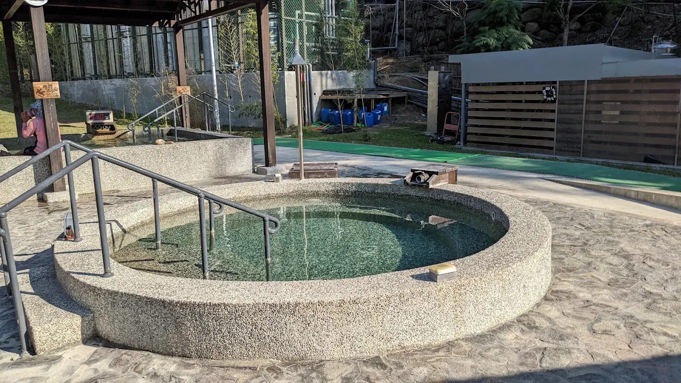 🌿 高雄六龜遠山望月溫泉營區|在山林裡泡湯、露營、賞星空,一次收錄療癒假期